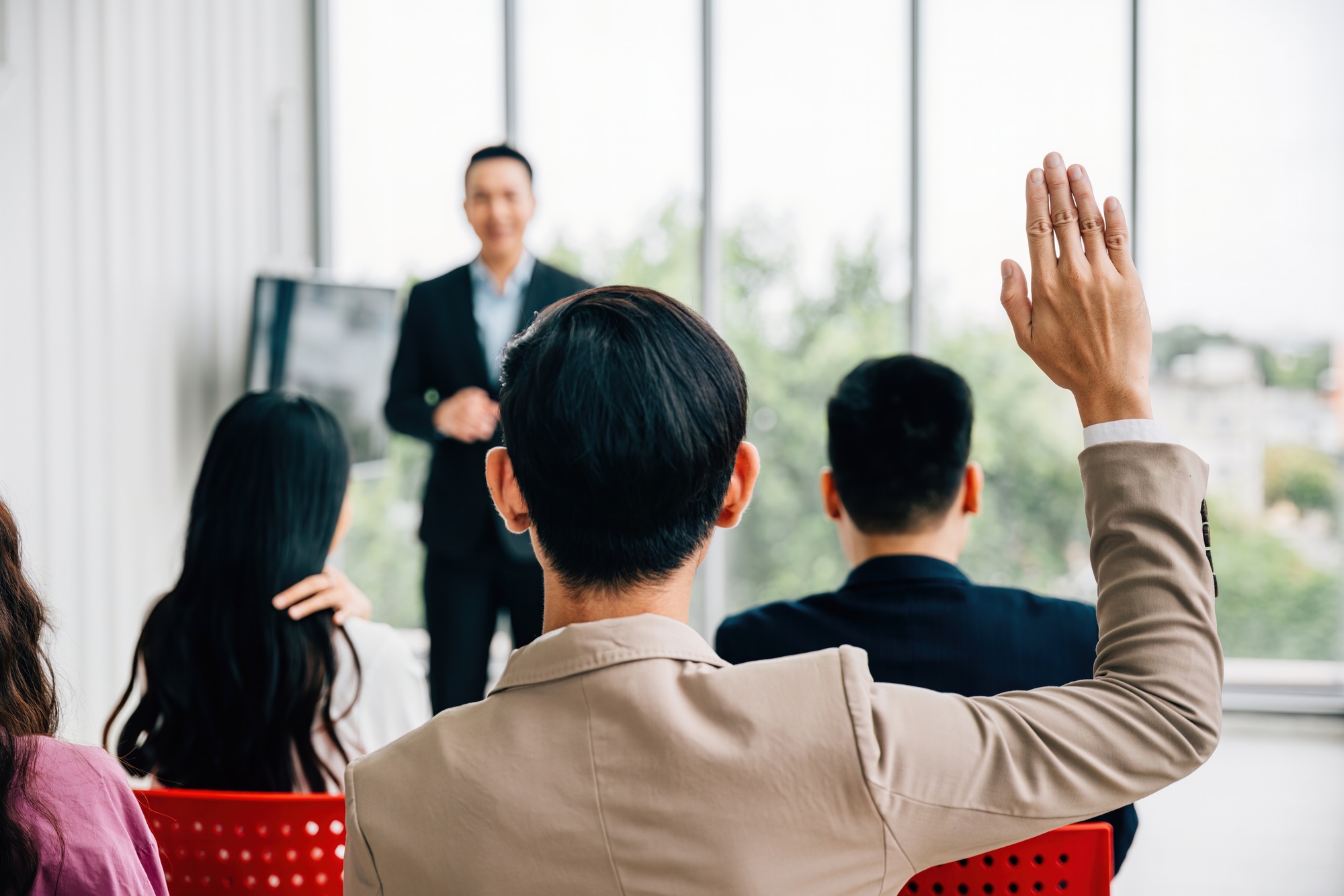 At a conference, hands are raised for questions, underlining the active participation of the